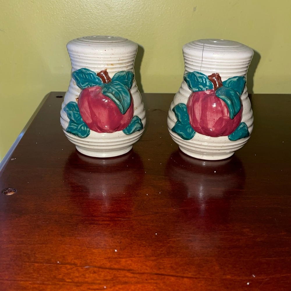 Ceramic Apple Salt & Pepper Set 3D Apples and Leaves cracker Barrel collection